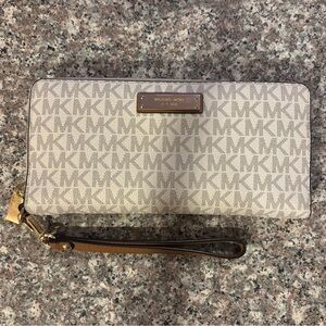 Michael Kors Jet set Large Wristlet/wallet